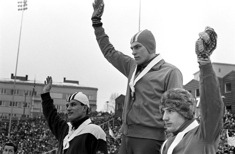 Wereldkampioenschappen schaatsen in Oslo, op podium 1500 meter vlnr. Stiansen, S, Bestanddeelnr 920-0667