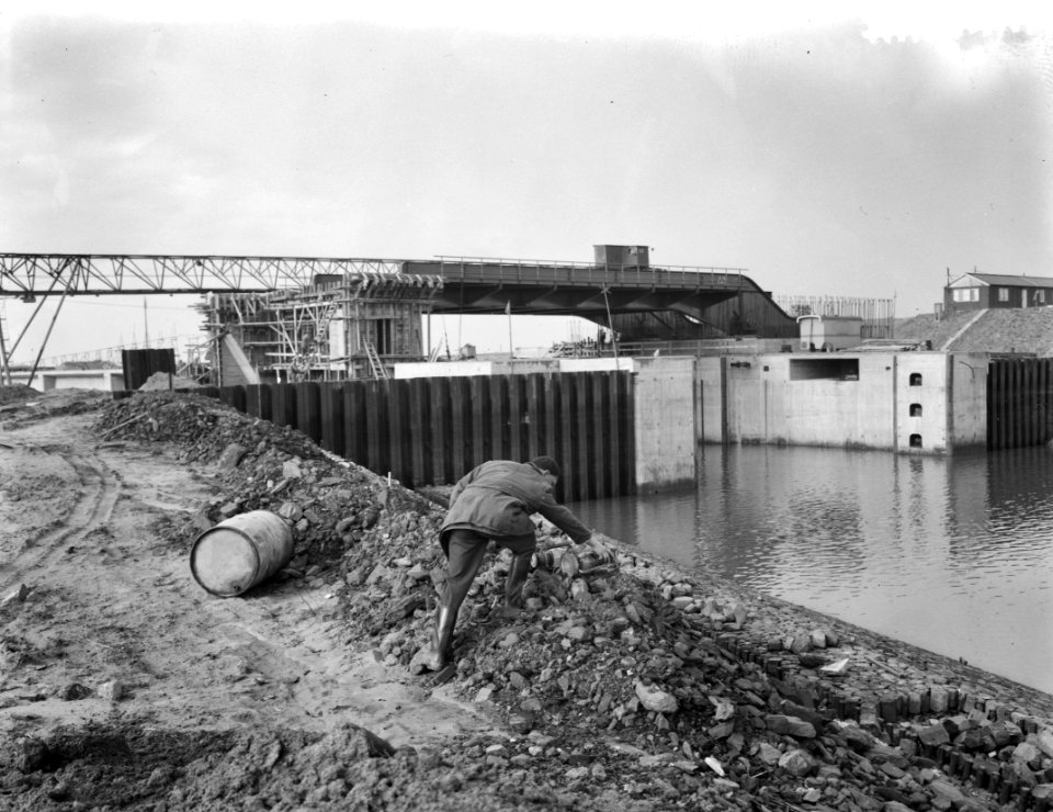 Werkzaamheden aan het Deltaplan, ingang van de sluizen me daarboven de brug, Bestanddeelnr 910-7988
