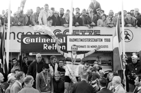 Wereldkampioenschappen Wielrennen op Nurburgring 1966, Dolman op podium, Bestanddeelnr 919-4999