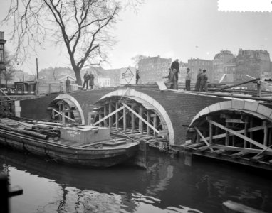 Werkzaamheden aan brug over de Nieuwe Prinsengracht bij Carre, Bestanddeelnr 910-9118 photo