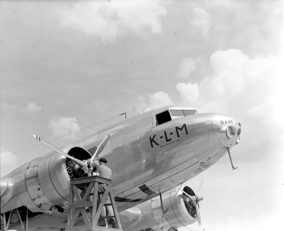 Werkzaamheden aan de stuurboordmotor van de KLM DC-2 Gaai, Bestanddeelnr 190-0689