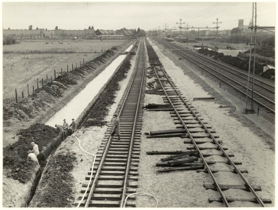 Werkzaamheden aan de spoorbaan tussen Haarlem en Heemstede, ter hoogte van de overgang Zandvoortselaan, ziende naar het noorden. NL-HlmNHA 54005600