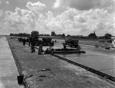 Werkzaamheden aan de startbanen op Schiphol voor het aanstaande luchtstraalverke, Bestanddeelnr 910-4325 photo