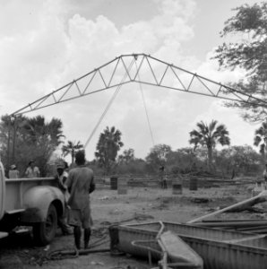 Werkzaamheden, arbeiders, vaten, auto's, Bestanddeelnr 250-8384