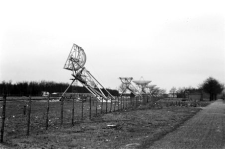Werkzaamheden aan elf radiotelescopen in de bossen van Hooghalen in Drenthe, Bestanddeelnr 921-1761