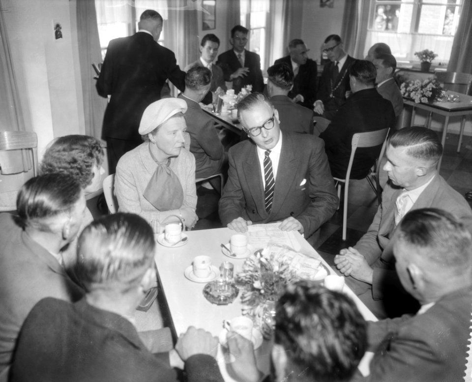 Werkbezoek van koningin Juliana en prinses Irene aan West-brabant Hare Majestei, Bestanddeelnr 909-4505