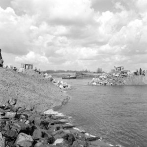 Werkzaamheden, arbeiders, water, bulldozers, keien, Bestanddeelnr 253-7598