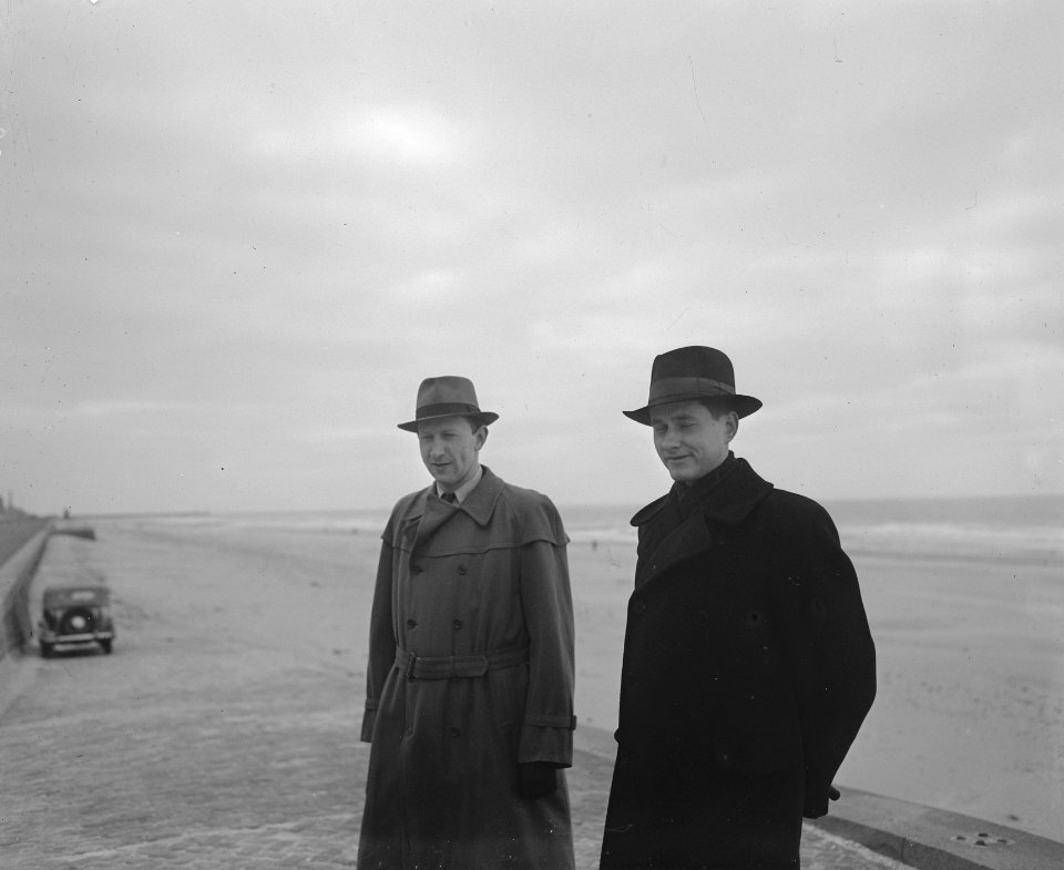 Wereldkampioenschappen schaken te Den Haag. Keres (rechts) en Smyslow aan strand, Bestanddeelnr 902-5988
