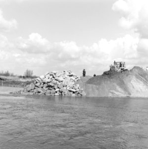 Werkzaamheden, arbeiders, bulldozers, keien, water, Bestanddeelnr 253-7671