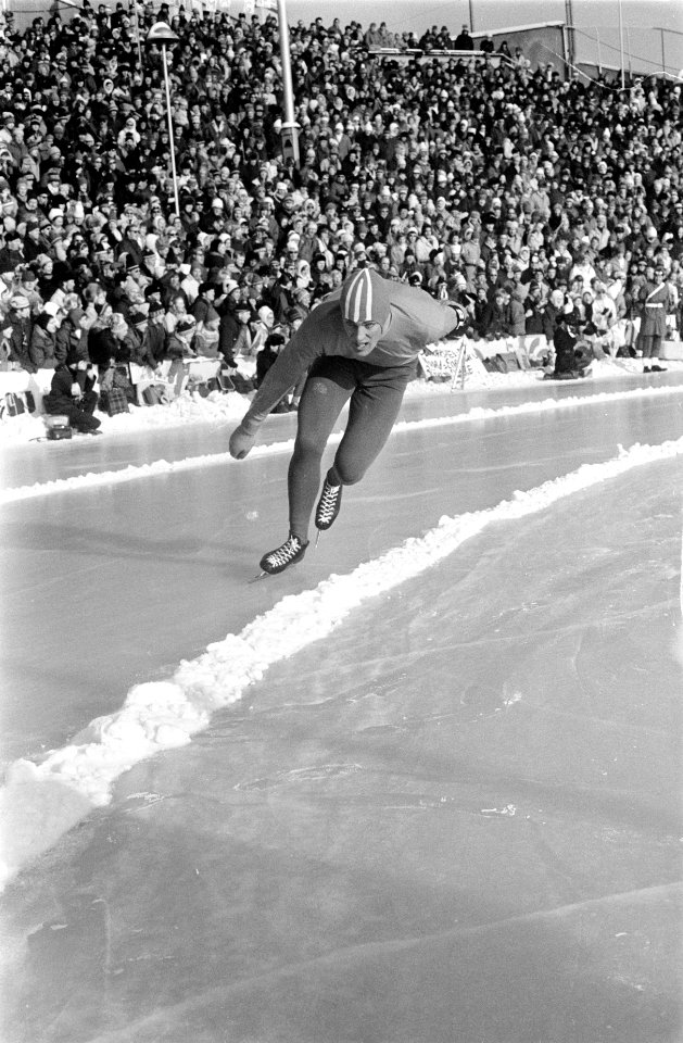 Wereldkampioenschappen Schaatsen te Oslo (Noorwegen). Ard Schenk in de bocht teg, Bestanddeelnr 923-2914