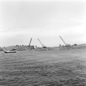 Werkzaamheden, arbeiders, bulldozers, keien, water, boten, draglines, Bestanddeelnr 253-7674