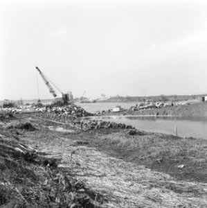 Werkzaamheden, arbeiders, water, bulldozers, draglines, keien, Bestanddeelnr 253-7684
