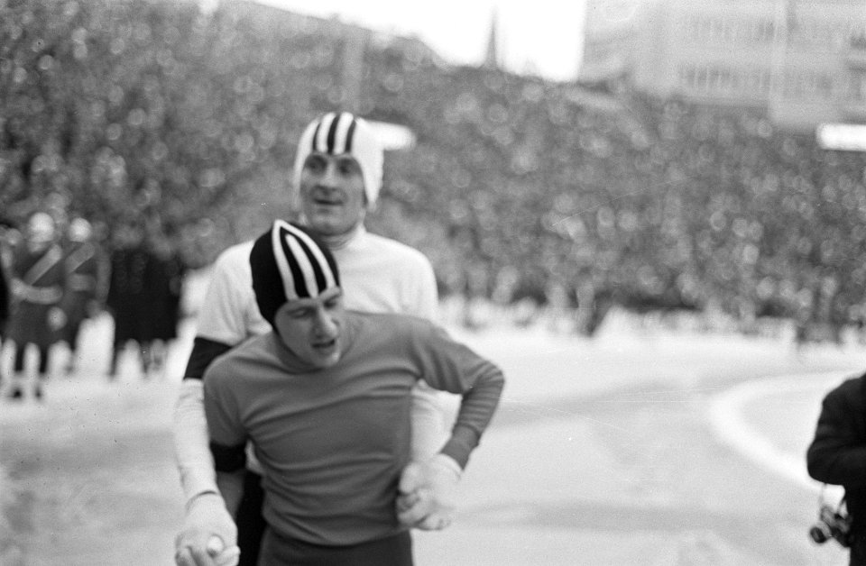 Wereldkampioenschappen schaatsen in Oslo, Verkerk na de 10 kilometer ondersteunt, Bestanddeelnr 920-0670