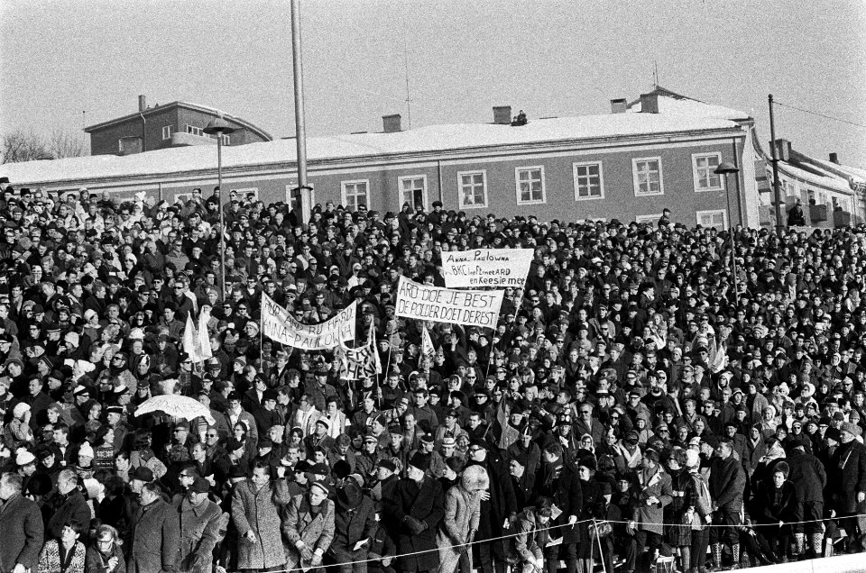 Wereldkampioenschappen schaatsen in Oslo, supporters met spandoeken, Bestanddeelnr 920-0647