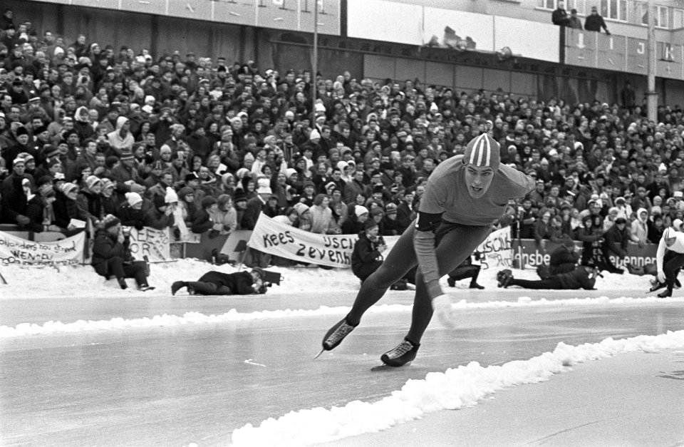 Wereldkampioenschappen schaatsen in Oslo, Schenk in aktie op de binnenbaan, Bestanddeelnr 920-0677