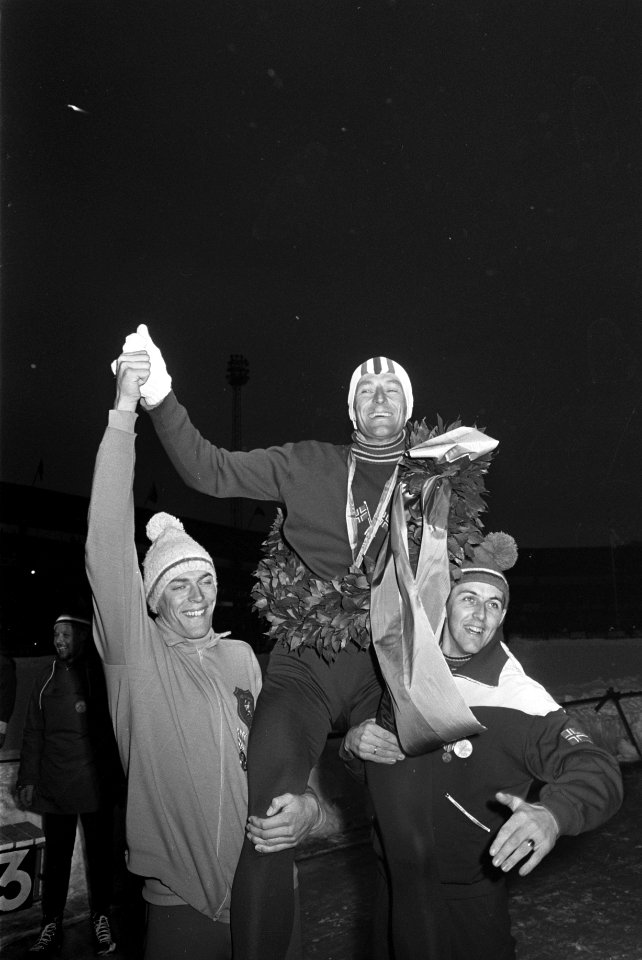 Wereldkampioenschappen Schaatsen te Gotenburg. Anton Maier op de schouders van A, Bestanddeelnr 921-1113