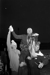 Wereldkampioenschappen Schaatsen te Gotenburg. Anton Maier op de schouders van A, Bestanddeelnr 921-1113