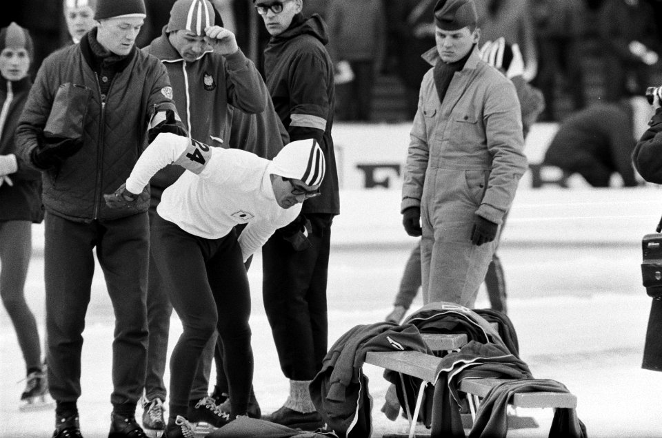 Wereldkampioenschappen schaatsen te Goteborg. Suzuki heeft kramp na 500m, Bestanddeelnr 921-1161