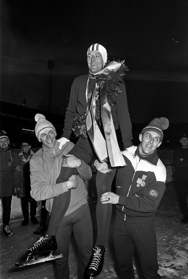 Wereldkampioenschappen Schaatsen te Gotenburg. Nummer 15.16 F. Maier met krans, Bestanddeelnr 921-1114