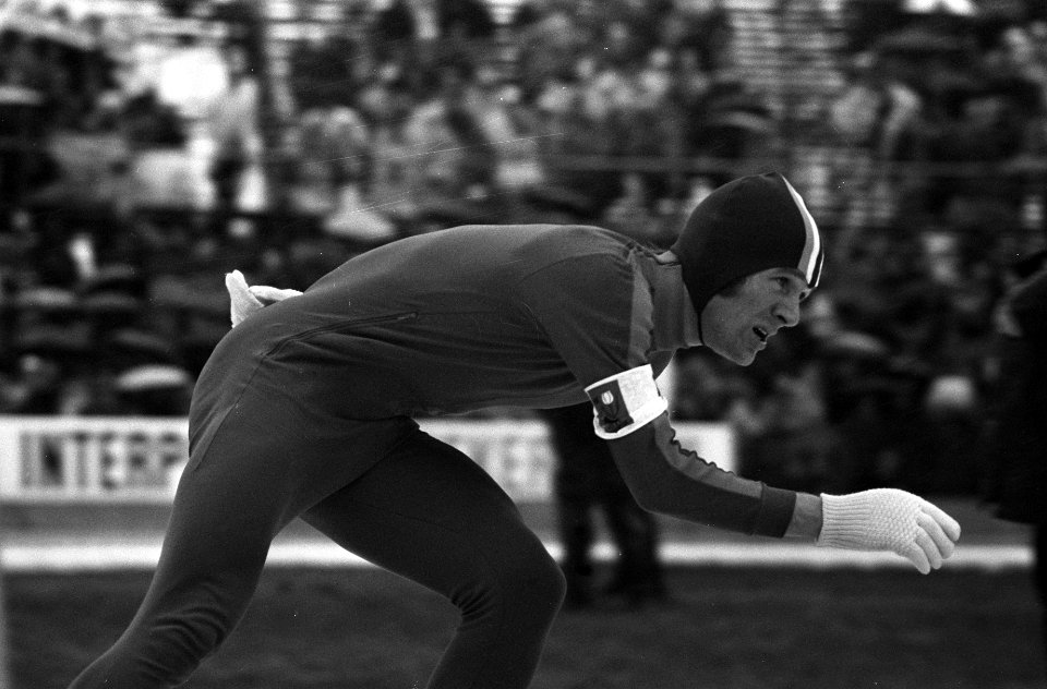Wereldkampioenschappen schaatsen voor amateurs in Deventer Hans van Helden in ak, Bestanddeelnr 926-2302