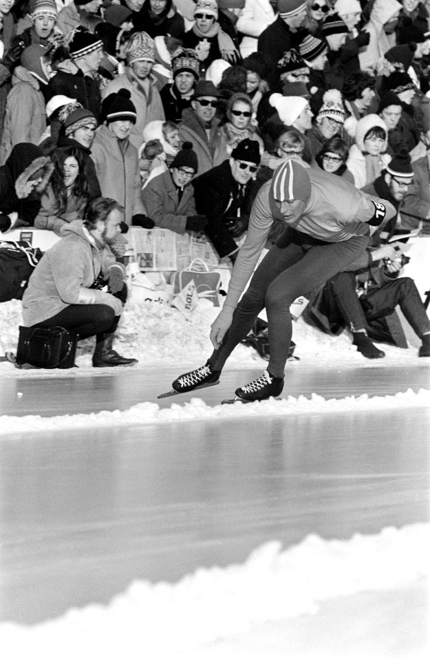 Wereldkampioenschappen Schaatsen te Oslo (Noorwegen). Schenk in aktie, Bestanddeelnr 923-2908