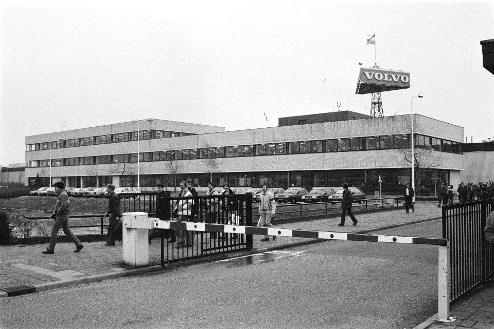 Werknemers bij de ingang van het terrein, Bestanddeelnr 932-8054