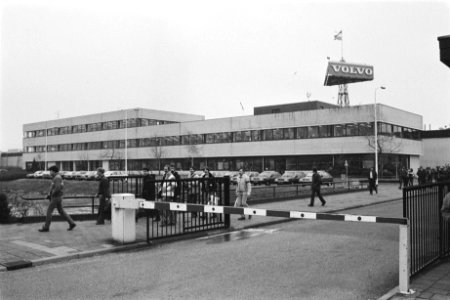 Werknemers bij de ingang van het terrein, Bestanddeelnr 932-8054