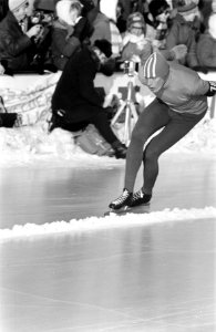 Wereldkampioenschappen Schaatsen te Oslo (Noorwegen). Schenk in aktie, Bestanddeelnr 923-2909