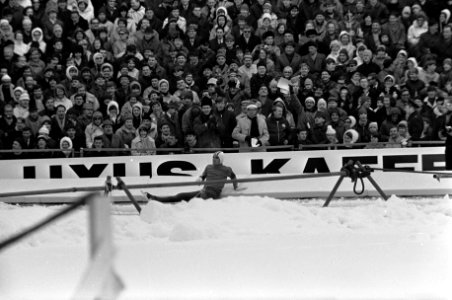 Wereldkampioenschappen Schaatsen te Gotenburg. Jan Bols uitgeput op het ijs na r, Bestanddeelnr 921-1112