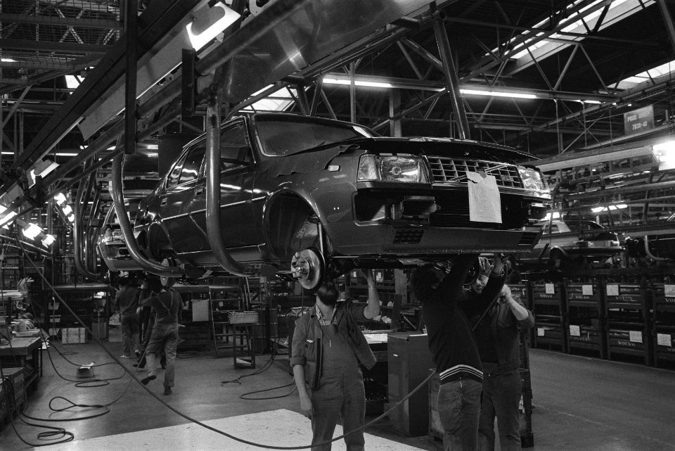 Werknemer in de fabriek bezig aan de Volvo 340, Bestanddeelnr 932-8053