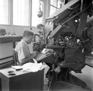 Werknemer in de lynotype-zetterij, Bestanddeelnr 255-0029