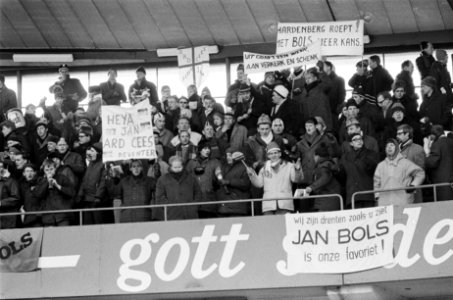 Wereldkampioenschappen schaatsen te Goteborg. Supporters met spandoeken, Bestanddeelnr 921-1155 photo