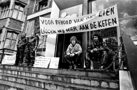Werknemers chemisch bedrijf Verdugt in Tiel uit protest tegen sluiting vastgeket, Bestanddeelnr 930-2514