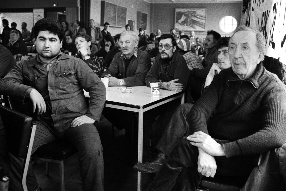 Werknemers in de kantine tijdens een vergadering, Bestanddeelnr 932-5363
