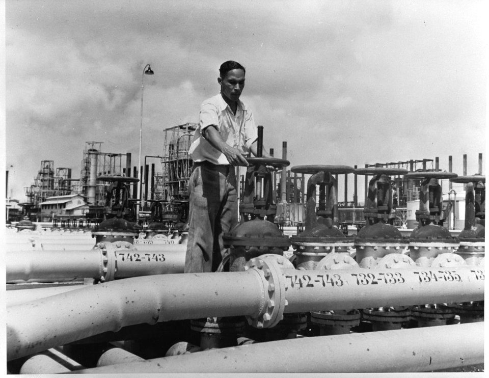 Werkman bij de Koninklijke Nederlandsche Petroleum Maatschappij bezig met het aa, Bestanddeelnr 935-1216