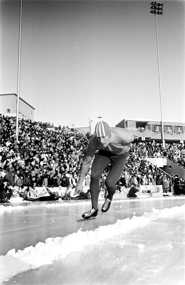 Wereldkampioenschappen Schaatsen te Oslo (Noorwegen). Schenk in aktie, Bestanddeelnr 923-2897