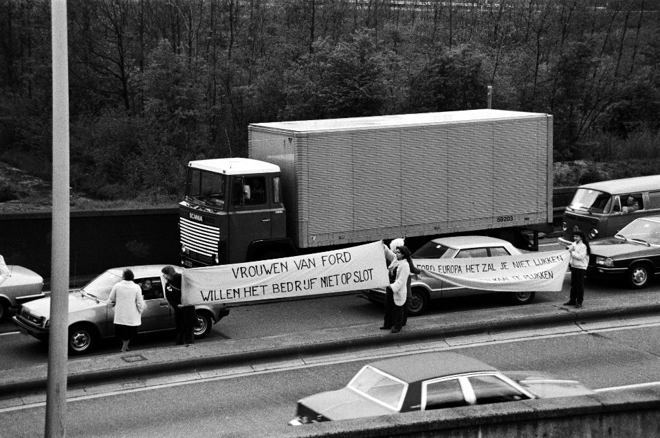 Werknemers van A'damse Ford-fabriek tijdens ochtenspitsuur enige tijd Coentunnel blokkeerd i.vm. sluiting Ford-fabriek, Bestanddeelnr 931-4541
