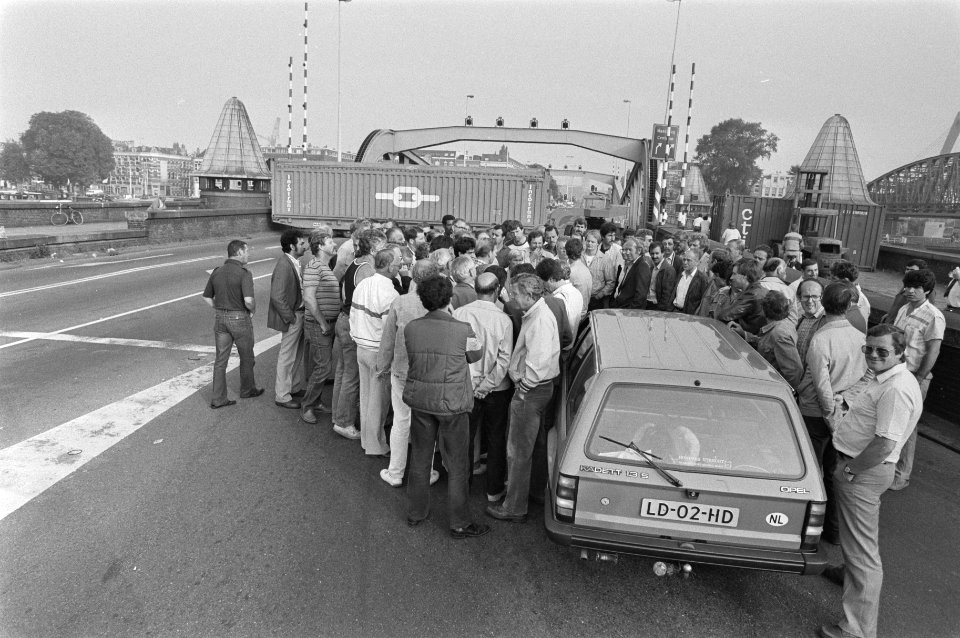 Werknemers Stukgoedbedrijf Rdam Terminal blokkeren Koningsbrug in Rdam uit prote, Bestanddeelnr 933-0524