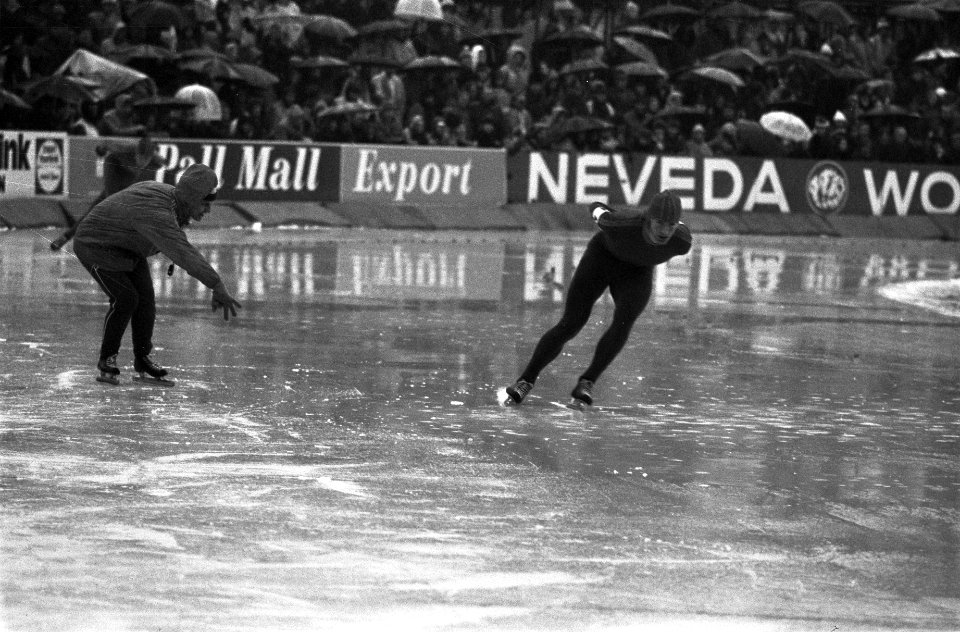 Wereldkampioenschappen schaatsen voor amateurs in Deventer Pfrommer geeft Piet K, Bestanddeelnr 926-2317