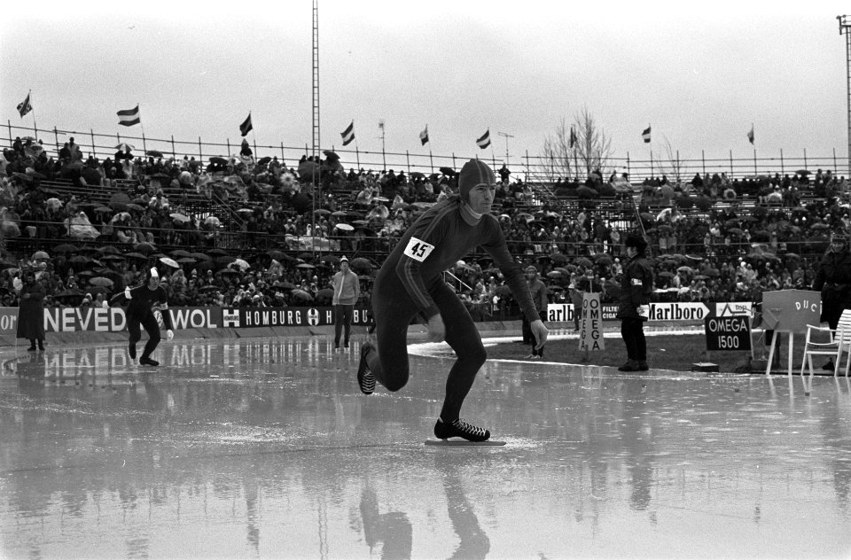 Wereldkampioenschappen schaatsen voor amateurs in Deventer mensen in regenkledin, Bestanddeelnr 926-2311