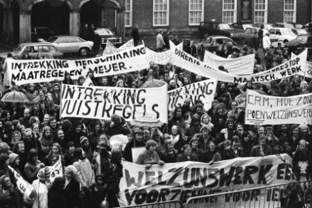 Welzijnswerkers demonstreren op Binnenhof tegen beleid CRM-staatssecretaris Meij, Bestanddeelnr 928-9049