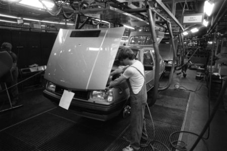 Werknemer in de fabriek bezig aan de Volvo 340, Bestanddeelnr 932-8051