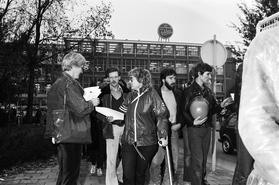 Werknemers krijgen van de Industriebond stencils uitgereikt, Bestanddeelnr 932-3907