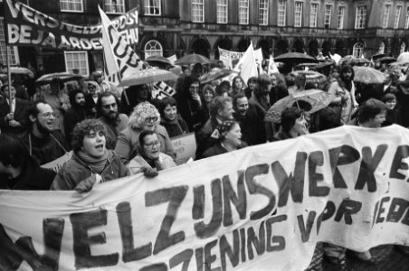 Welzijnswerkers demonstreren op Binnenhof tegen beleid CRM-staatssecretaris Meij, Bestanddeelnr 928-9048