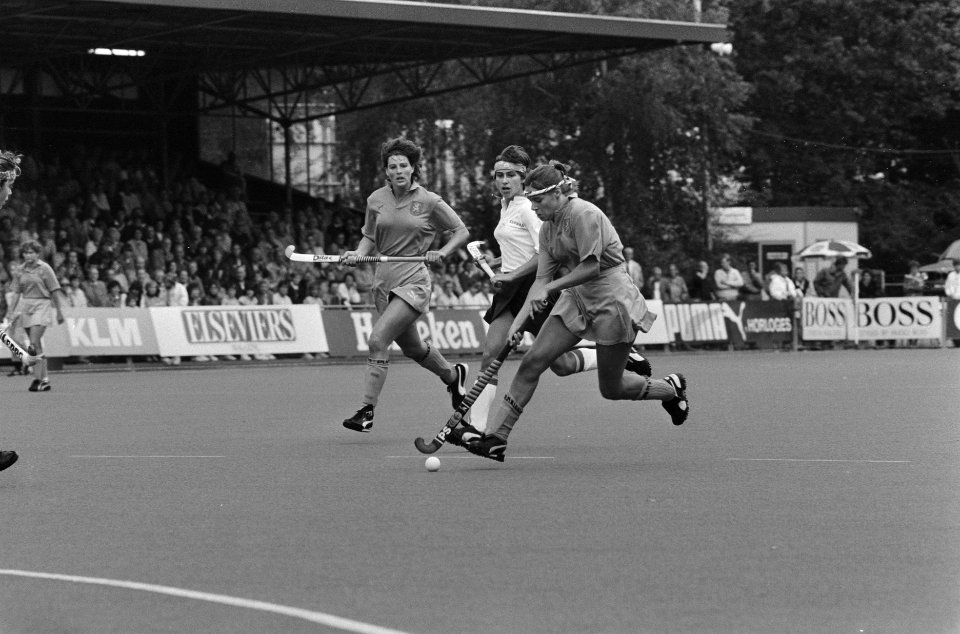 Wereldkampioenschappen hockey dames in Amstelveen Martine Ohr (r) in actie, Bestanddeelnr 933-7329