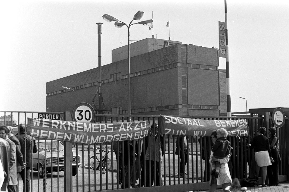 Werknemers hebben ENKA Breda bezet, spandoeken aan de poort, Bestanddeelnr 925-8917