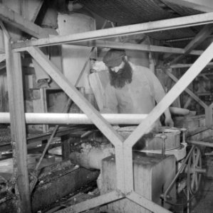Werknemer van de citrussapfabriek Assis aan de weg van Tel Aviv naar Haifa aan h, Bestanddeelnr 255-1254