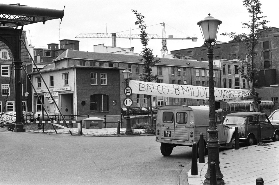 Werknemers bij de poort met spandoeken, oa BATCO 8 miljoen winst, Bestanddeelnr 930-4129