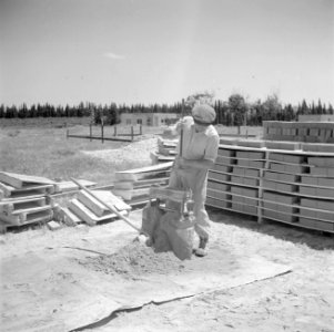 Werknemer van een steenfabriek bezig met het vormen van stenen met behulp van ho, Bestanddeelnr 255-1283 photo