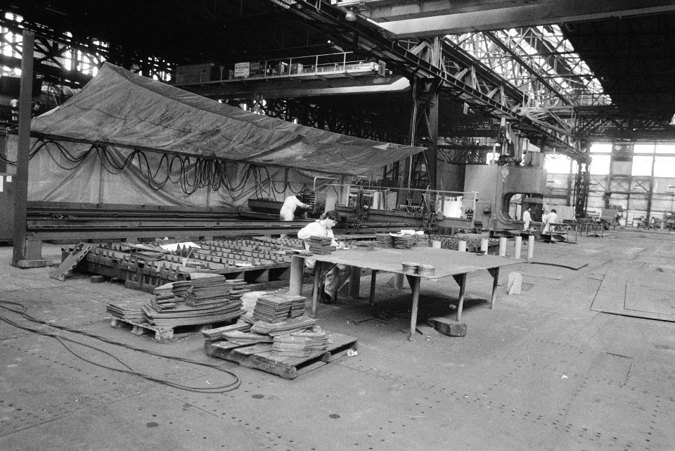 Werknemers aan het werk in de montagehal, Bestanddeelnr 932-5451